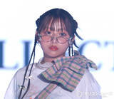 「【TGC】希空、シルバーフレームの眼鏡からクールな表情　個性的なカジュアルコーデも見せる」の画像1