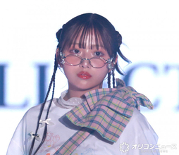 【TGC】希空、シルバーフレームの眼鏡からクールな表情　個性的なカジュアルコーデも見せる