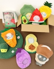 推しの“ぬい”が野菜に変身　サンキューマートで「とれたて野菜」テーマのぬい活アイテムが登場