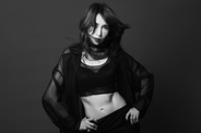 工藤静香、新曲「Dynamic」MV公開　女王に扮してラップ＆ダンス、バキバキの腹筋も披露