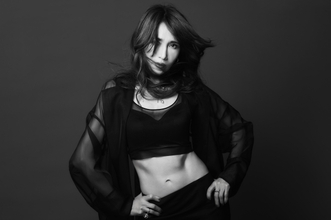 工藤静香、新曲「Dynamic」MV公開　女王に扮してラップ＆ダンス、バキバキの腹筋も披露