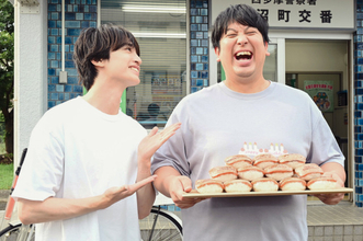 玉森裕太主演『マイ・フィクション』撮影現場で“誕生日ラッシュ”　ジャンボたかおをスパムおにぎりケーキで祝福