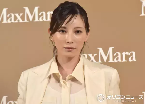 3児の母・加藤あい、大胆肩出し服のオフショットにファンうっとり「最強クラスの美人さん」「色っぽすぎて思わず二度見」