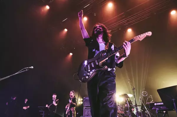 ブルーノ・マーズのバックも務める人気ギタリスト、マテウス・アサトが初の単独来日公演で1500人圧倒　追加公演も決定