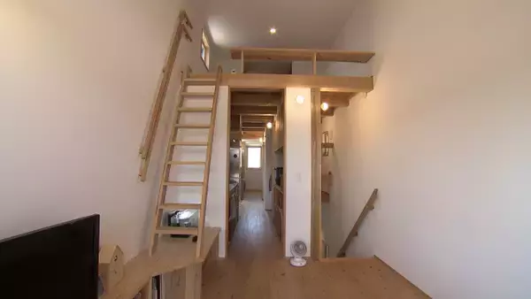 11坪の狭小住宅、建築家の夫が“考案”8役兼ねる廊下で弱点克服【住人十色】