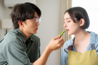 早見あかり＆伊藤健太郎、何度も繰り返すキスシーンに反響　互いに不倫中の役柄「一気に心臓止まるシーン」「甘い時間でしたね」『一緒にごはんをたべるだけ』第8話【ネタバレあり】