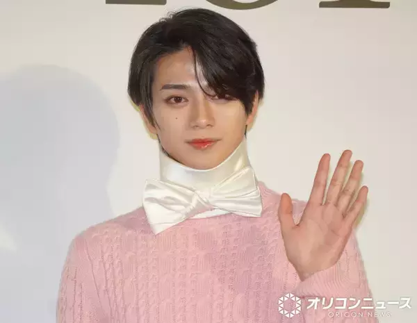 岩瀬洋志、“ピンクニット＆ネックバンド”で注目集める　「ディオール」イベントに登場