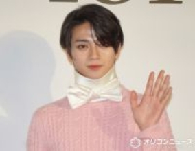 岩瀬洋志、“ピンクニット＆ネックバンド”で注目集める　「ディオール」イベントに登場