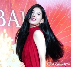 ペ・スジ、真っ赤なロングドレスで“艷やかな”美髪を生披露