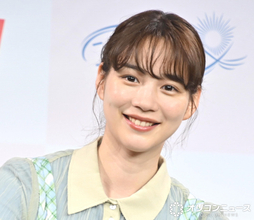 のん、“くるくるパーマ”の私服ショットを公開　アンニュイな雰囲気でファン魅了「パーマとっても素敵」「お似合い！」