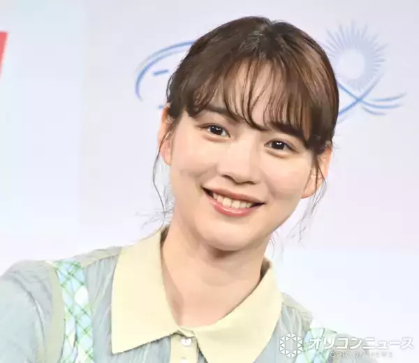 のん、“くるくるパーマ”の私服ショットを公開　アンニュイな雰囲気でファン魅了「パーマとっても素敵」「お似合い！」