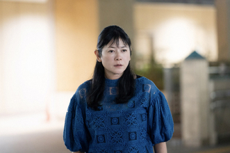 真木よう子、突然の“耳舐め”演技に反響「演技すごすぎる〜」「やっぱいい…！！」『ライフトレード』第1話【ネタバレあり】