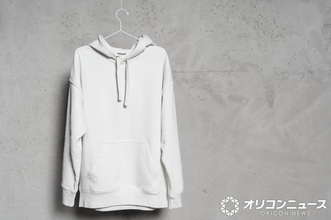 「部屋着に見えない」スウェットの着こなし術、ユニクロが8つのコツを紹介　“大人っぽく着る”コーディネート例も公開