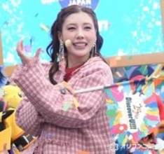 仲里依紗、報道陣の前で初めて「素をさらけ出した」ルール無用ダンスUSJで披露…「いつも家でこんななんです」