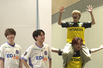 Travis Japan、柏レイソル&サンフレッチェ広島選手にゴールパフォーマンス提案 選手たちもノリノリ「これやってみよう!」