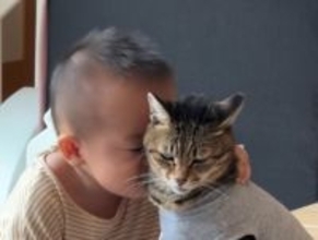 “すりすりすり”1歳男児が猫を堪能　癒やしの瞬間が話題「わかるわー、やりたくなるよねー」「あぁ可愛すぎるよ」