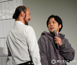 二宮和也、初めて『8番出口』役衣装で“歩く男”と登壇　シーン再現「裏でめちゃくちゃジタバタしてる映画だった」