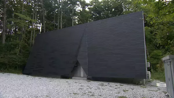 窓なし外観の家、関西から移住して“理想の暮らし”実現した秘密【住人十色】