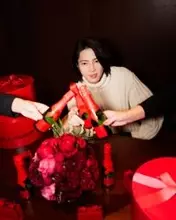 山下智久、『モエ・エ・シャンドン』赤に染まったホリデーのビジュアルが公開　限定商品「SHARE THE LOVE」を楽しむ