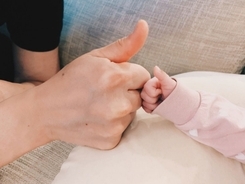 「パパは良くやれてる？」水嶋ヒロの1ヶ月次女“小さなグーサイン”で応える