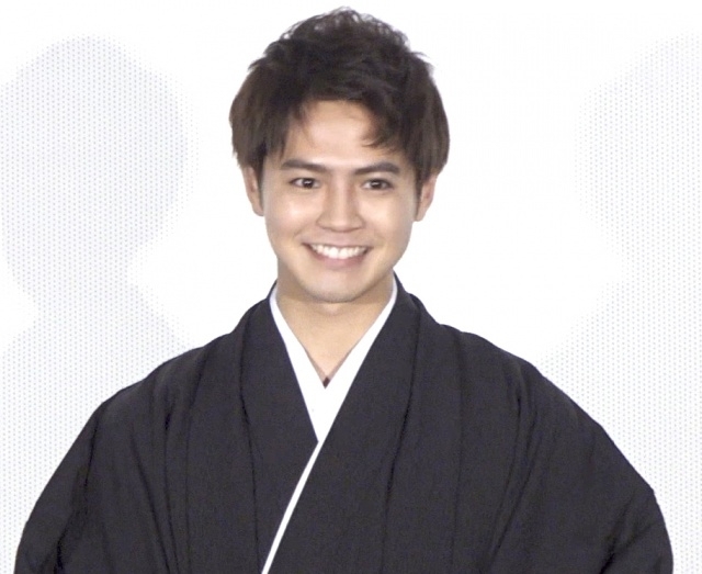 片寄涼太 レアな袴姿で新成人にエール