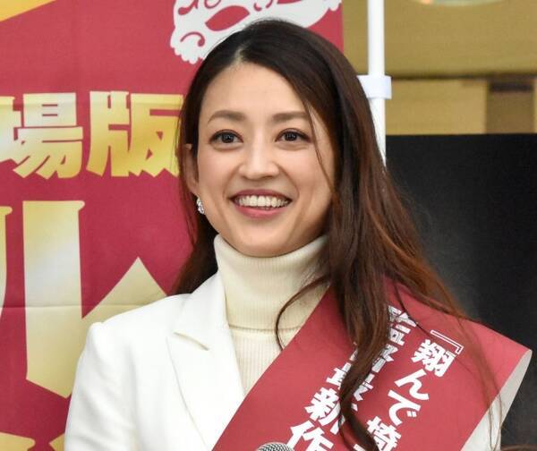 小沢真珠 大宮駅でゲリラ演説 ウグイス嬢ふんし映画pr まさかの登場に通行人ら騒然 21年10月25日 エキサイトニュース