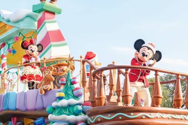 東京ディズニーランド クリスマス気分を盛りあげるパレード開催 華やかな装いでミッキーたちがごあいさつ 21年11月8日 エキサイトニュース