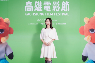 吉岡里帆、“絶対領域”チラリなシルクのミニドレス　『高雄映画祭』のレッドカーペットに登場