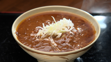 牛すじとろける「カレーそば」に舌つづみ　ドランク塚地「牛すじたちがふわっふわっふわっと入ってくる」