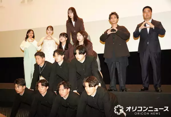 山田杏奈＆青木柚、日体大の人間ピラミッド見ながら舞台あいさつ　「初めての舞台あいさつです」