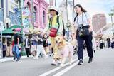 「USJ、視覚障害者向け「道案内デバイス」導入　盲導犬ユーザーらがパーク満喫「足の振動で案内してくれる…」」の画像1