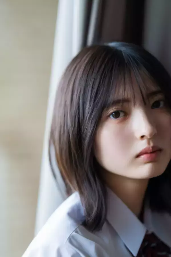 櫻坂46グループ最年少・山田桃実、無邪気な笑顔から息を呑む美しさまで多彩な魅力　夏の放課後グラビア披露