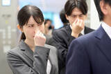 「夫の限界枕臭vs妻の大人臭…夏の“風呂キャン”で悪化？ ニオイ対策『デ・オウ』と『デオコ』使い分けの正解」の画像1