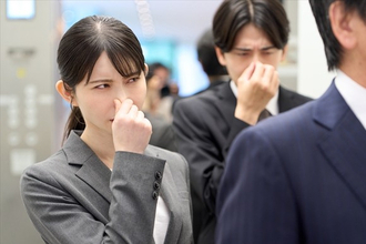 夫の限界枕臭vs妻の大人臭…夏の“風呂キャン”で悪化？ ニオイ対策『デ・オウ』と『デオコ』使い分けの正解
