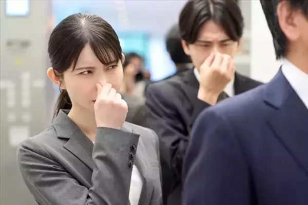 夫の限界枕臭vs妻の大人臭…夏の“風呂キャン”で悪化？ ニオイ対策『デ・オウ』と『デオコ』使い分けの正解