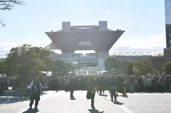 コミケ初日、コスプレ広場は“大盛況”　ファンの賑わいが公開