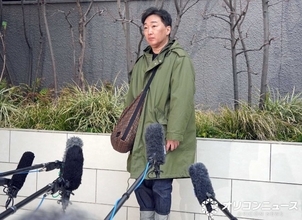 スピードワゴン・小沢一敬“舞台”から活動再開　相方・井戸田と漫才披露　歓声に涙浮かべる「温かいお客さん」