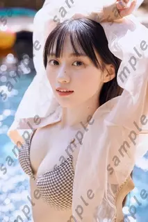 乃木坂46川崎桜、プールサイドにたたずむビキニショット　1st写真集特典ポストカード第5弾