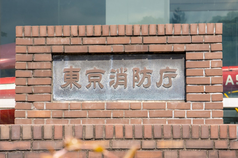 東京消防庁、救急隊員に対する暴行事案の再現映像公開　ヘルメットに血、眼鏡は破損…「毅然と対応してまいります」