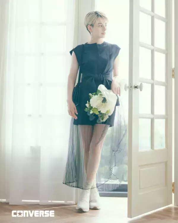 ホラン千秋、スラリと美脚際立つ最新ビジュアル解禁　『CONVERSE』ハンズフリーシューズ新作公開