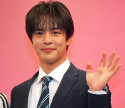 奥野壮、ドラマ会見に“ものもらい”で参加　横山裕も撮影現場でのマイペースぶりに感心「なにか起こすんです！」