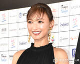 「望月理恵「まだまだありました」　こだわりの“器コレクション”に反響「立派な皿ばかり」「素晴らしい」」の画像1