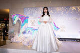 「“今年の顔”森香澄、純白ドレスで大阪登場…「美しいですー！」　光り輝く馬と2ショット」の画像1