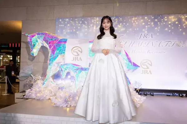 “今年の顔”森香澄、純白ドレスで大阪登場…「美しいですー！」　光り輝く馬と2ショット