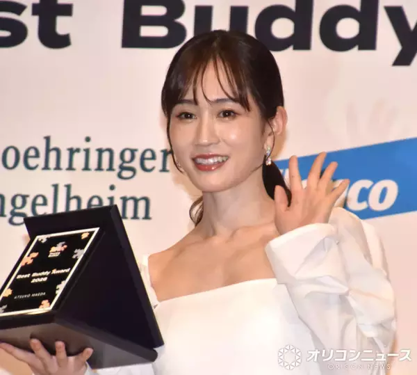 前田敦子、愛犬＆愛猫の話で「涙が出そうになる」　『第1回 ベストバディアワード』を受賞