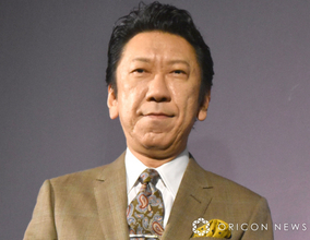 布袋寅泰、人気俳優と「ロンドンで再会」　公園での“自撮り”2ショット披露に反響「東京ではなかなか会えないのに、ここでは…」