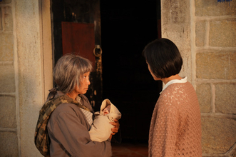 余貴美子が奇妙な赤ん坊を拾う…オダギリジョーがプロデュース＆出演『妖怪、化物をひろう』予告編