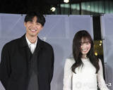 「“カップル”福士蒼汰＆福原遥、大阪の野外でキュンな仕草連発　目を合わせハニカミ、暴露で赤面」の画像1