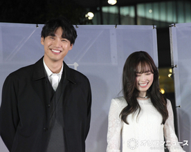 “カップル”福士蒼汰＆福原遥、大阪の野外でキュンな仕草連発　目を合わせハニカミ、暴露で赤面