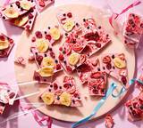 「華やかなピンク色がインパクト大　簡単“バレンタインチョコ”のアレンジレシピをロッテが紹介　トッピングで存在感アップ」の画像1